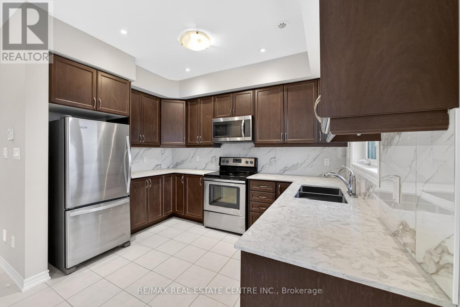 6 Borers Creek Circle S, Hamilton (Waterdown), Ontario  L8B 0S1 - Photo 17 - X12662404