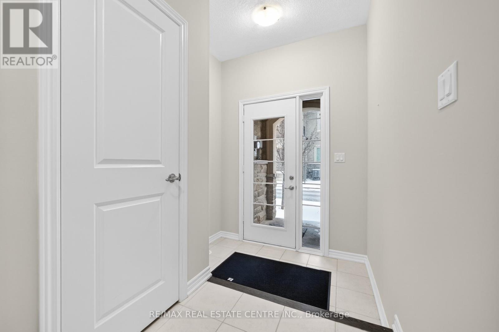 6 Borers Creek Circle S, Hamilton (Waterdown), Ontario  L8B 0S1 - Photo 4 - X12662404