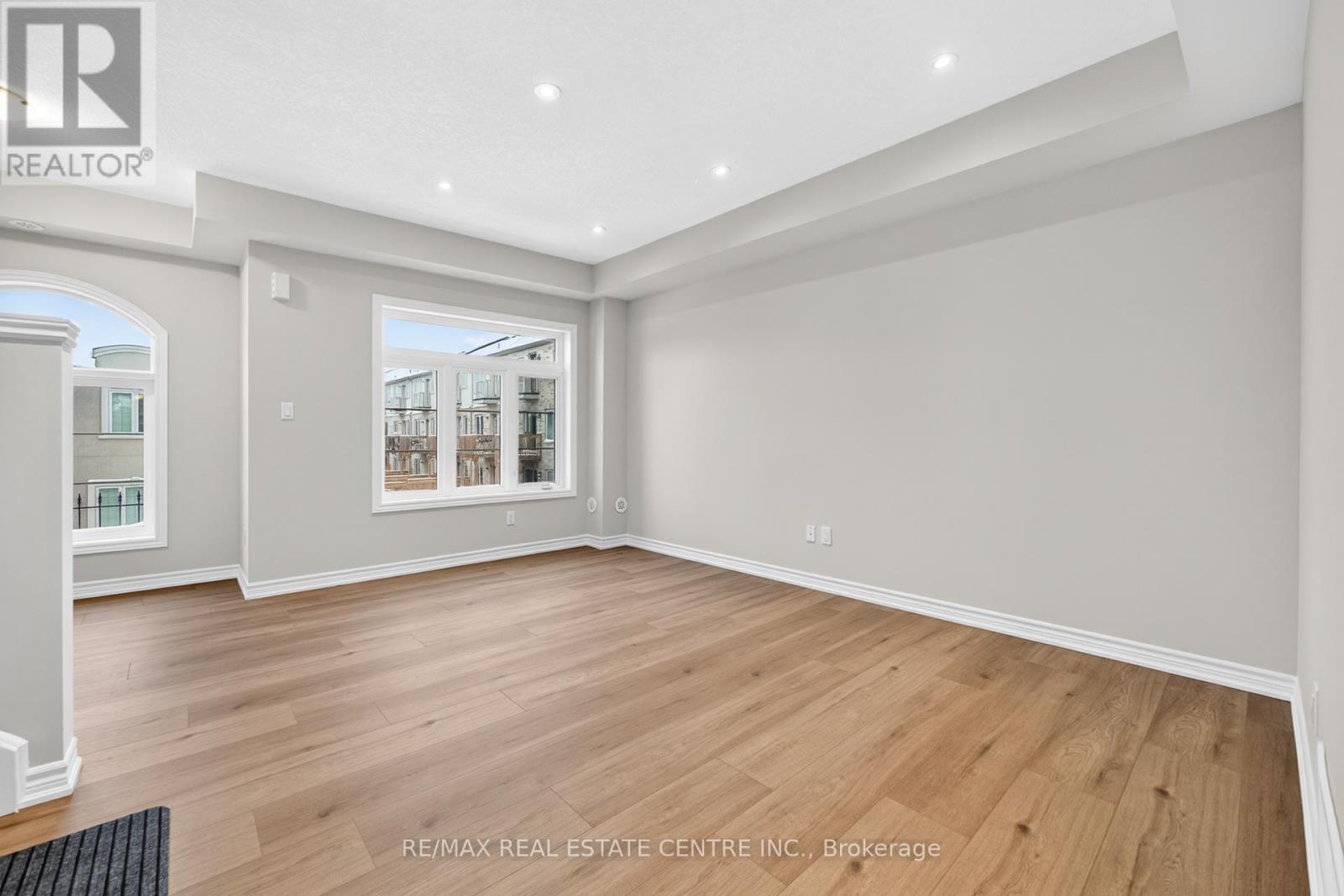 6 Borers Creek Circle S, Hamilton (Waterdown), Ontario  L8B 0S1 - Photo 5 - X12662404