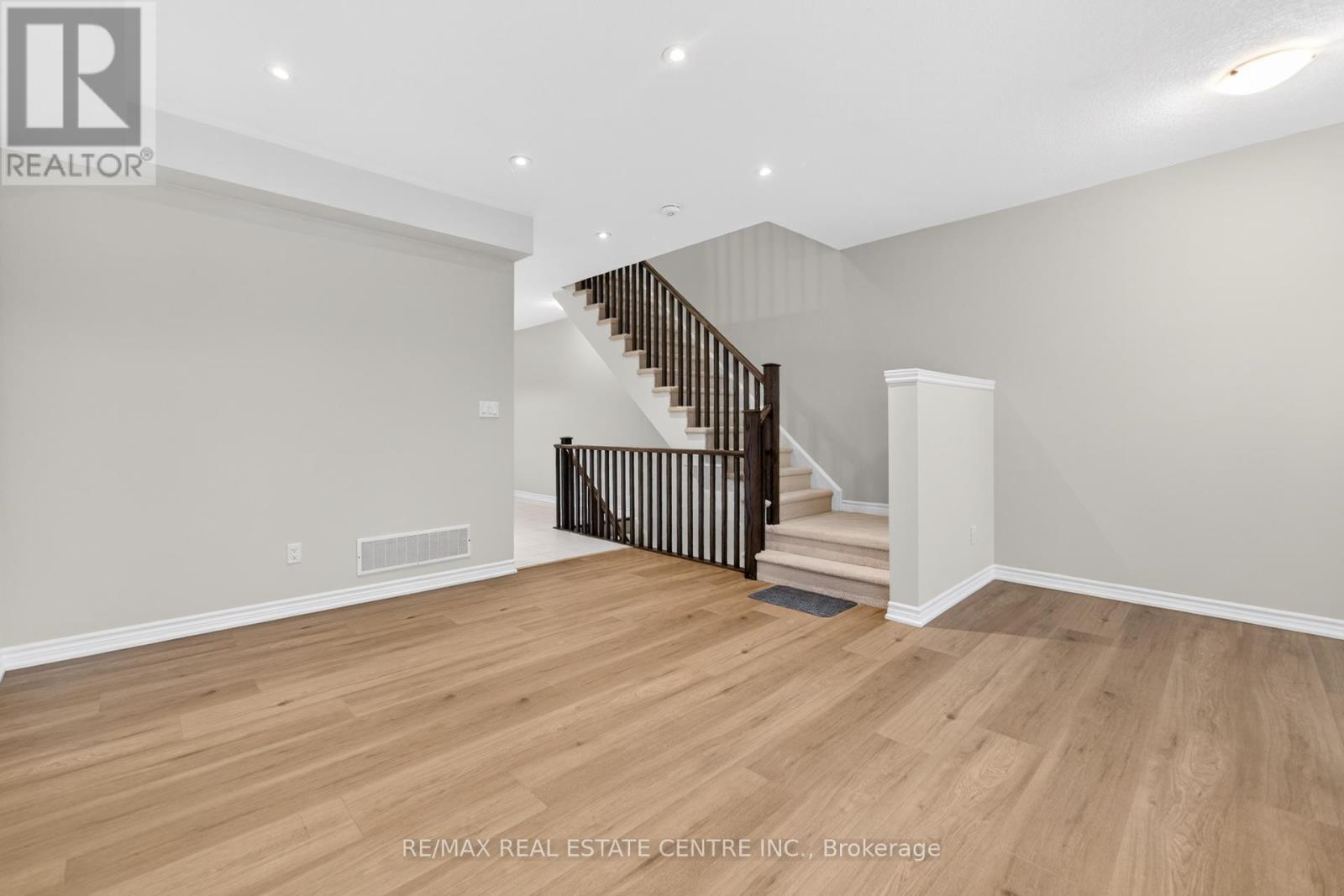 6 Borers Creek Circle S, Hamilton (Waterdown), Ontario  L8B 0S1 - Photo 6 - X12662404