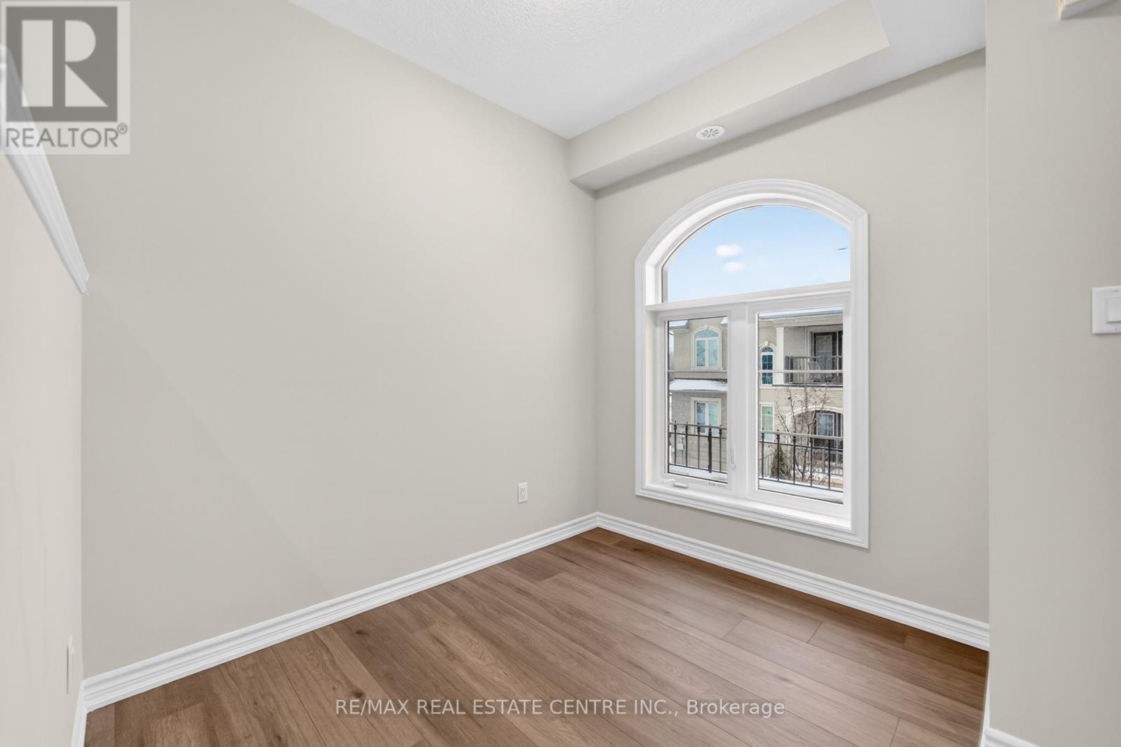 6 Borers Creek Circle S, Hamilton (Waterdown), Ontario  L8B 0S1 - Photo 8 - X12662404