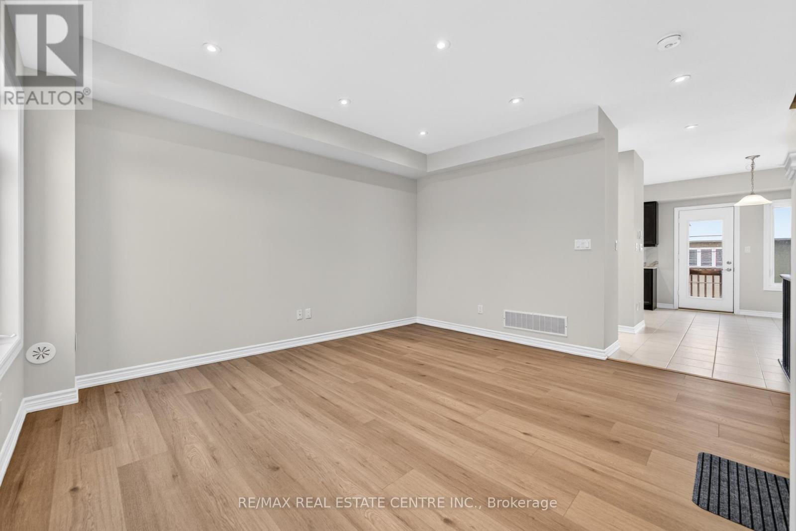 6 Borers Creek Circle S, Hamilton (Waterdown), Ontario  L8B 0S1 - Photo 9 - X12662404