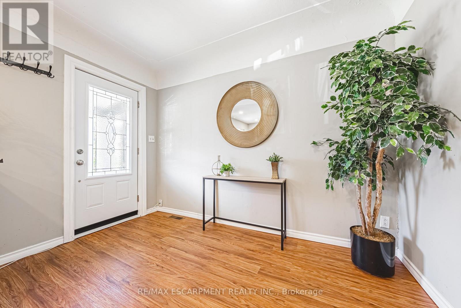 24 Rowanwood Street, Hamilton, Ontario  L8L 7H3 - Photo 3 - X12662548