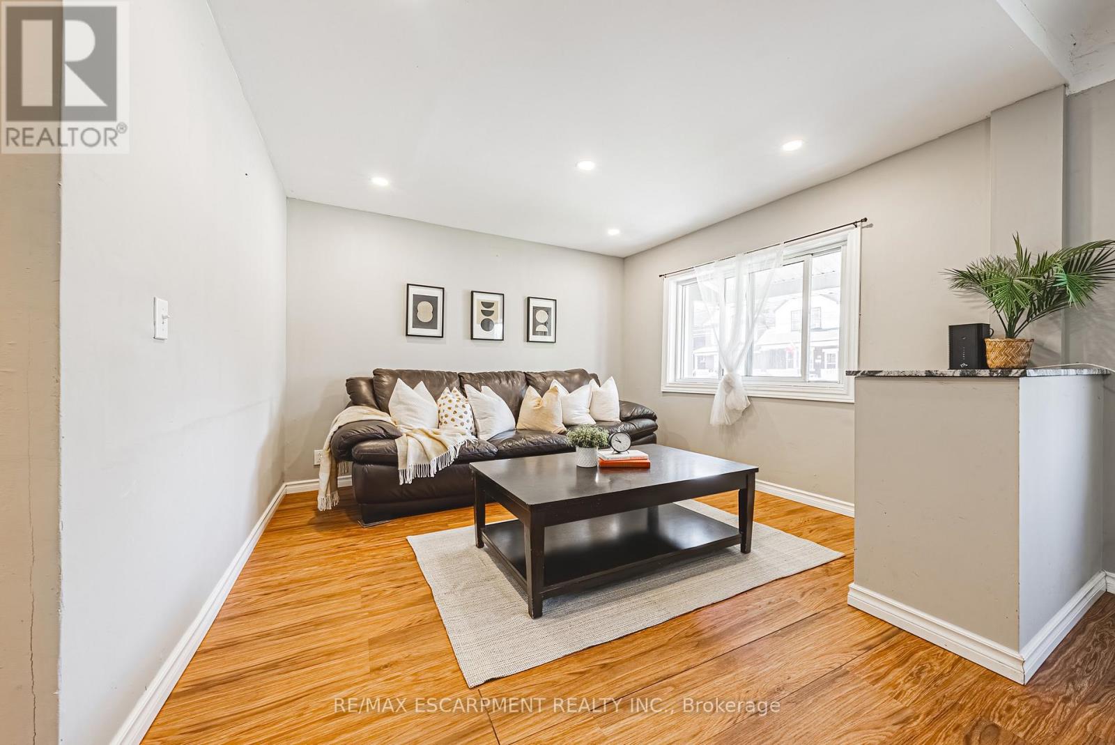 24 Rowanwood Street, Hamilton, Ontario  L8L 7H3 - Photo 4 - X12662548