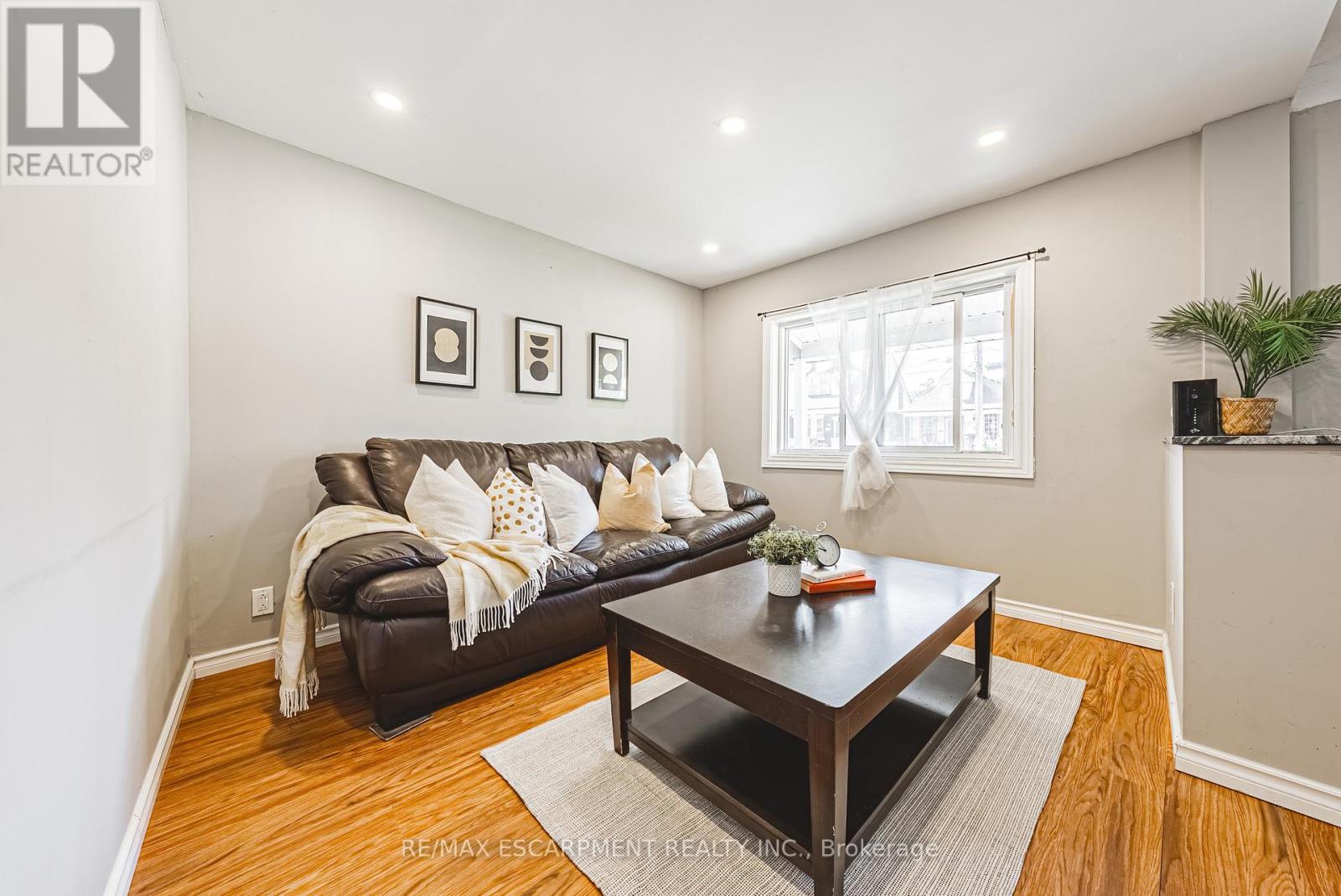 24 Rowanwood Street, Hamilton, Ontario  L8L 7H3 - Photo 5 - X12662548