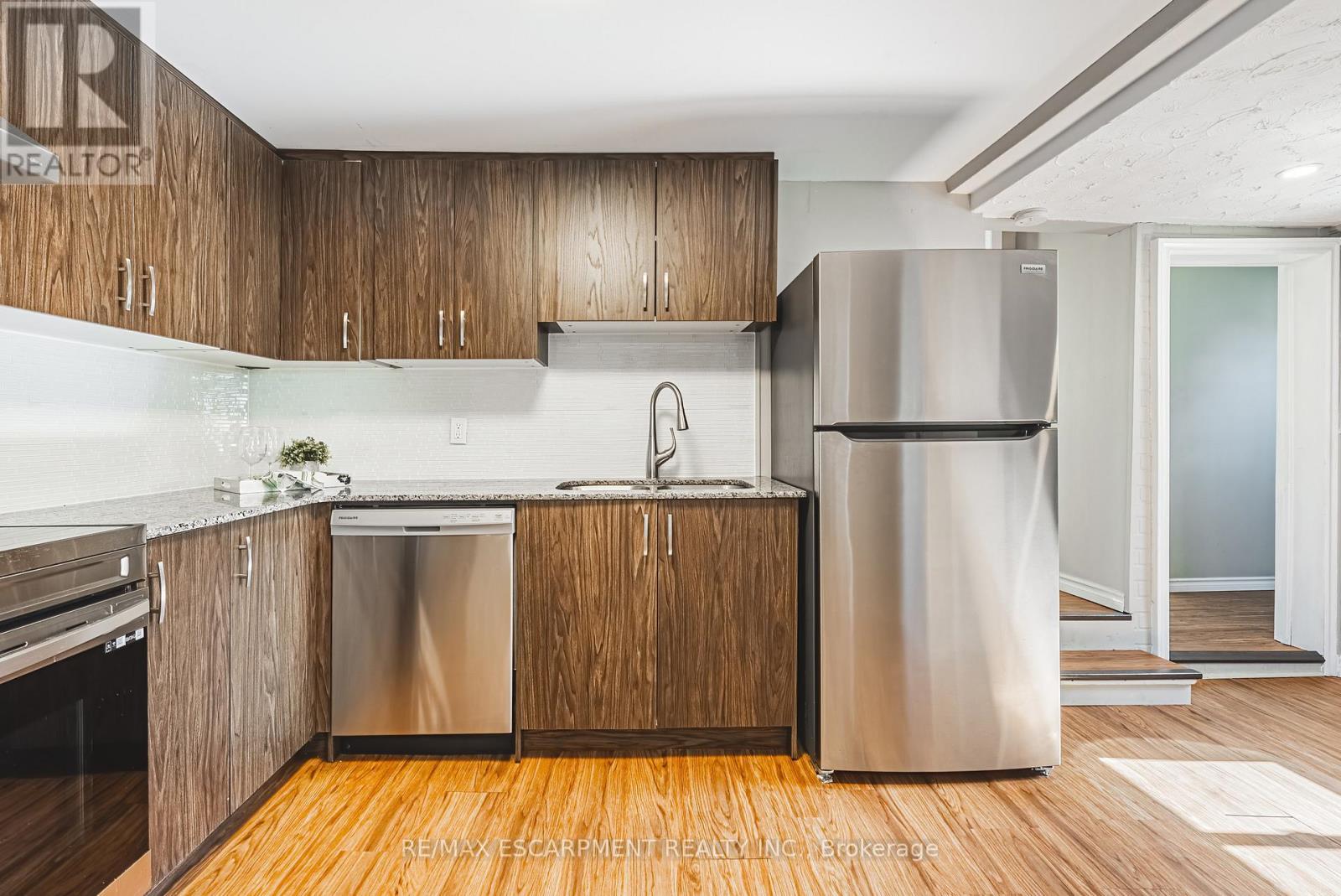 24 Rowanwood Street, Hamilton, Ontario  L8L 7H3 - Photo 9 - X12662548