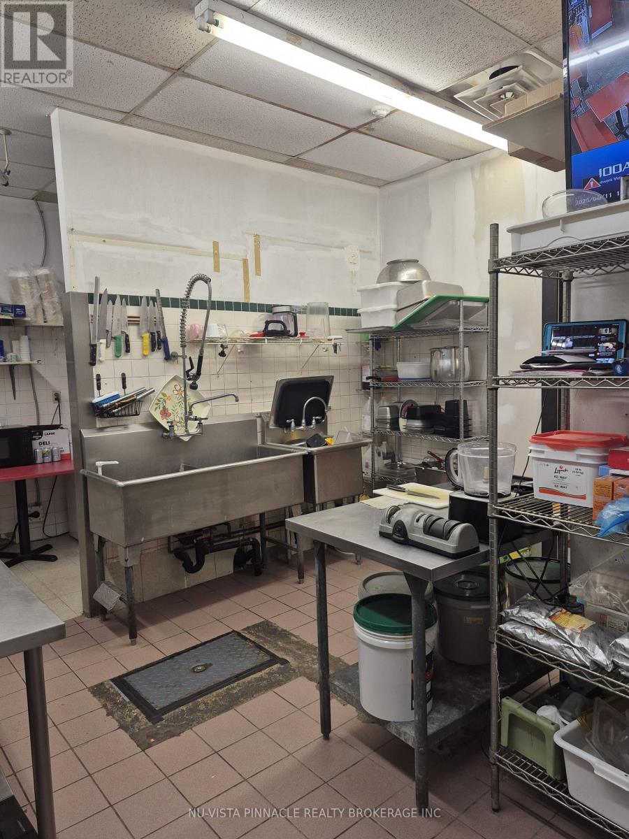 11 Front Street E, Strathroy-Caradoc (Nw), Ontario  N7G 1Y4 - Photo 11 - X12662650