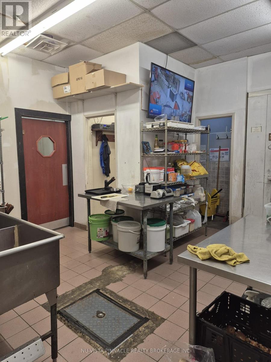 11 Front Street E, Strathroy-Caradoc (Nw), Ontario  N7G 1Y4 - Photo 12 - X12662650