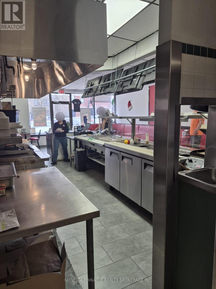 11 Front Street E, Strathroy-Caradoc (Nw), Ontario  N7G 1Y4 - Photo 7 - X12662650