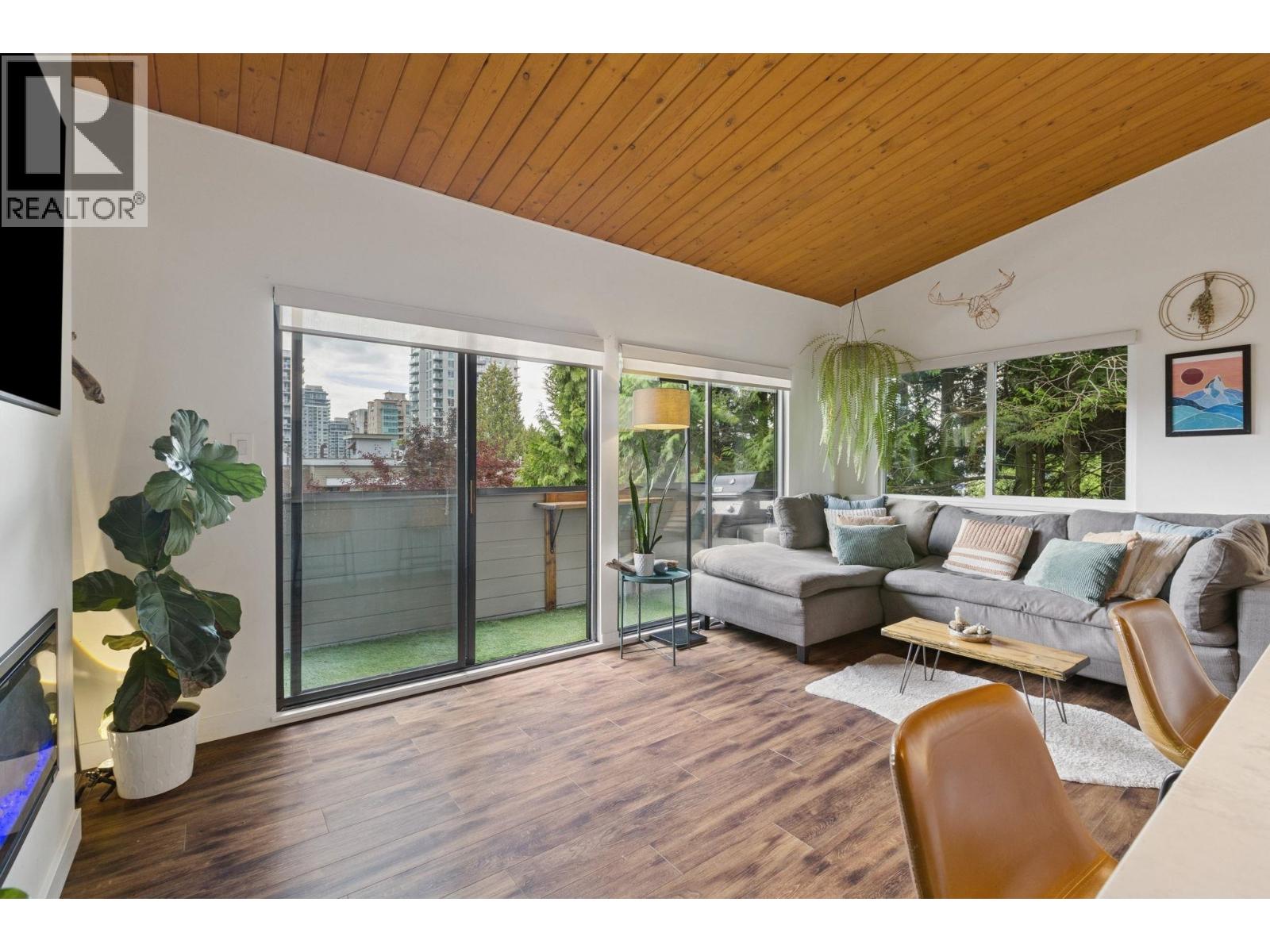 302 146 E 18th Street, North Vancouver, British Columbia  V7L 2X5 - Photo 3 - R3075698