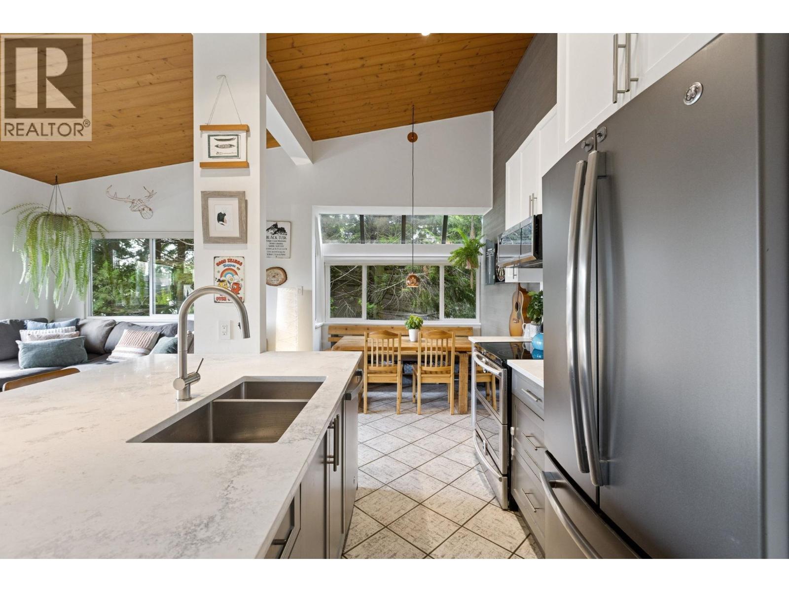 302 146 E 18th Street, North Vancouver, British Columbia  V7L 2X5 - Photo 5 - R3075698