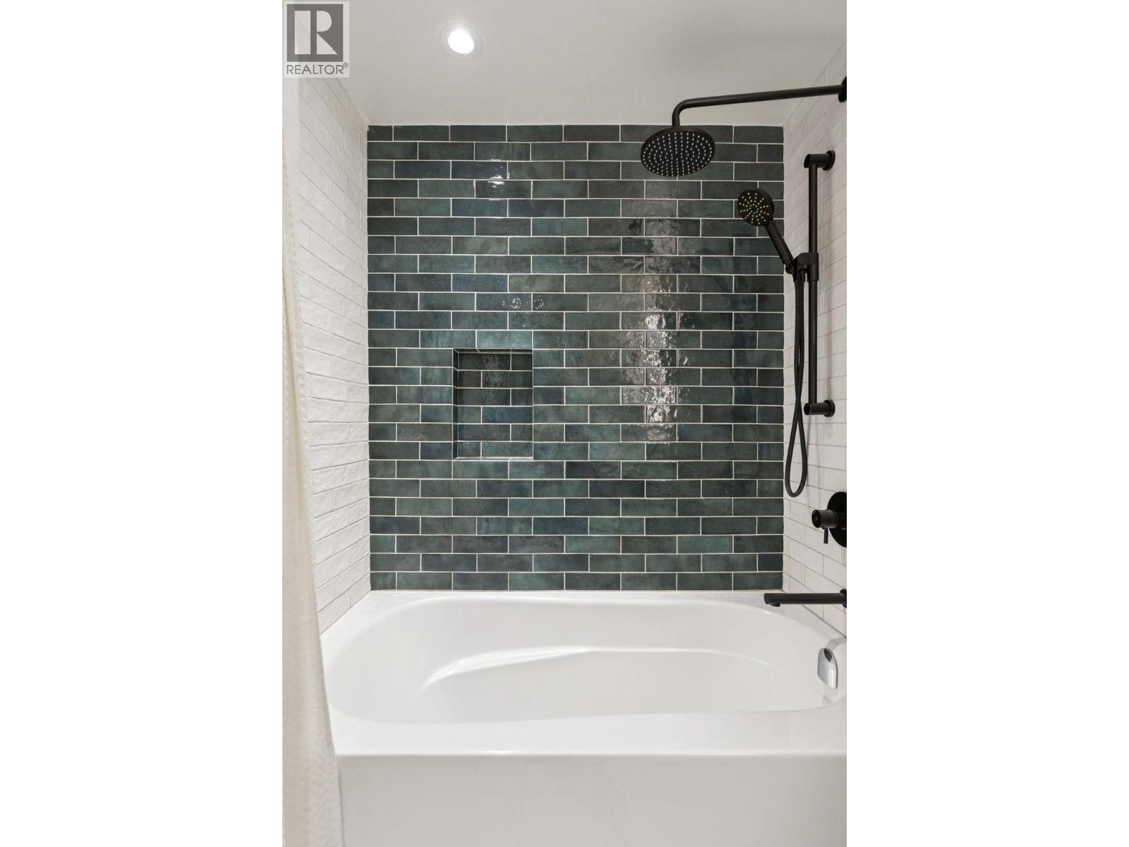 302 146 E 18th Street, North Vancouver, British Columbia  V7L 2X5 - Photo 17 - R3075698