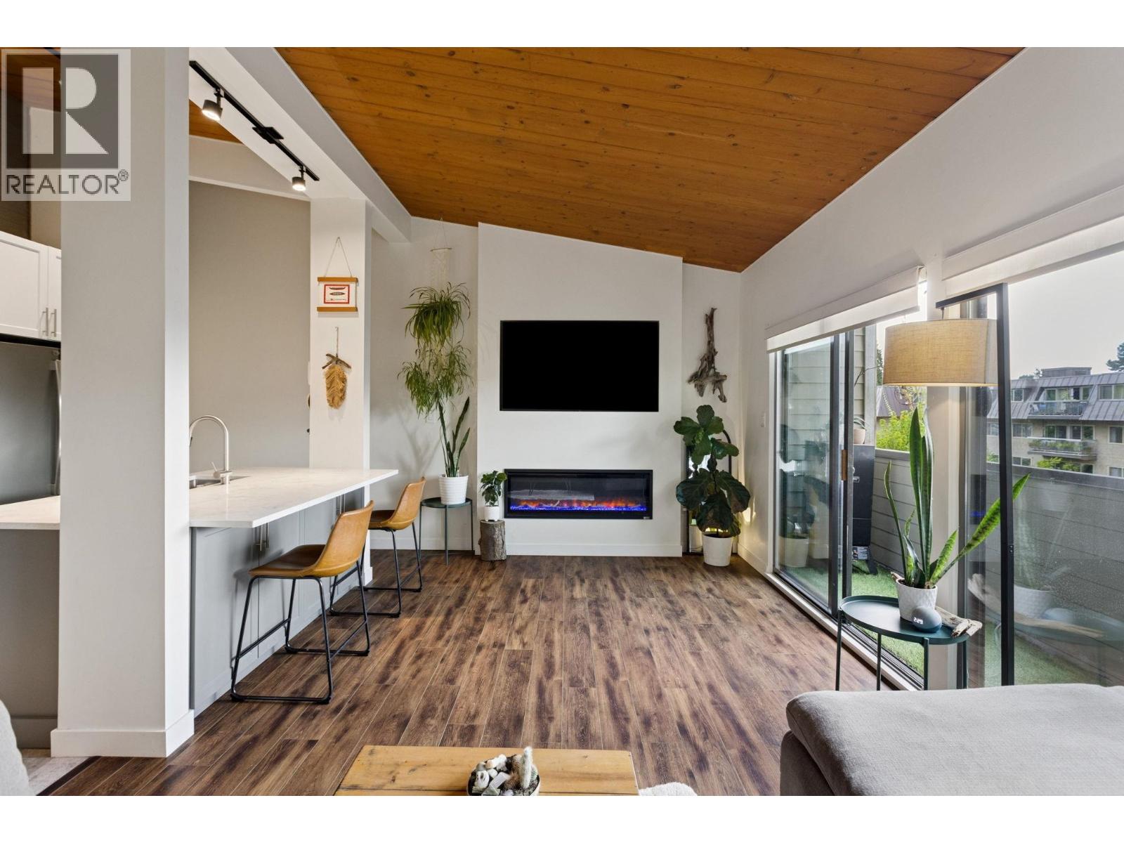 302 146 E 18th Street, North Vancouver, British Columbia  V7L 2X5 - Photo 2 - R3075698