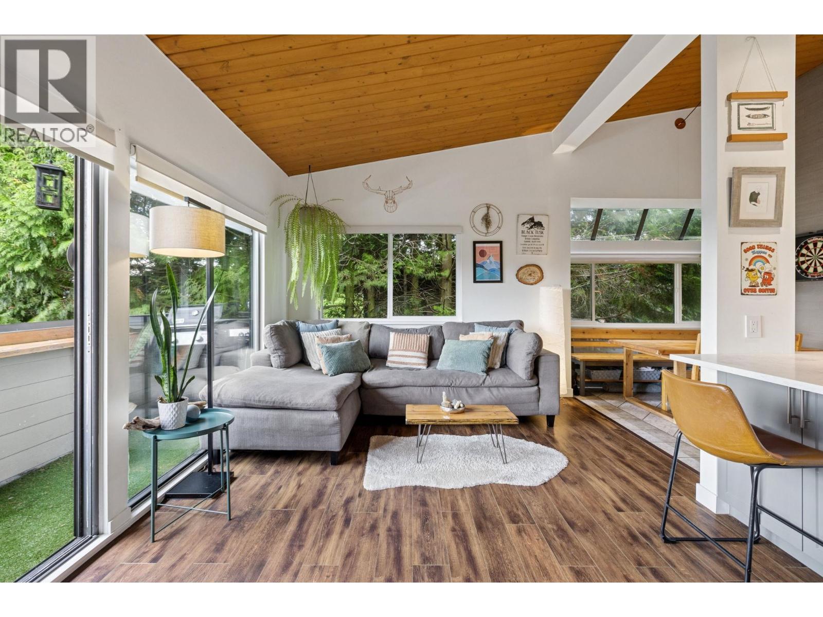 302 146 E 18th Street, North Vancouver, British Columbia  V7L 2X5 - Photo 4 - R3075698