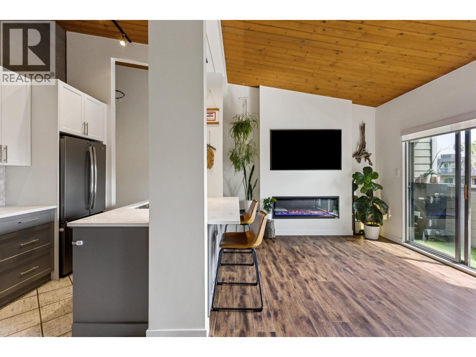 302 146 E 18th Street, North Vancouver, British Columbia  V7L 2X5 - Photo 10 - R3075698