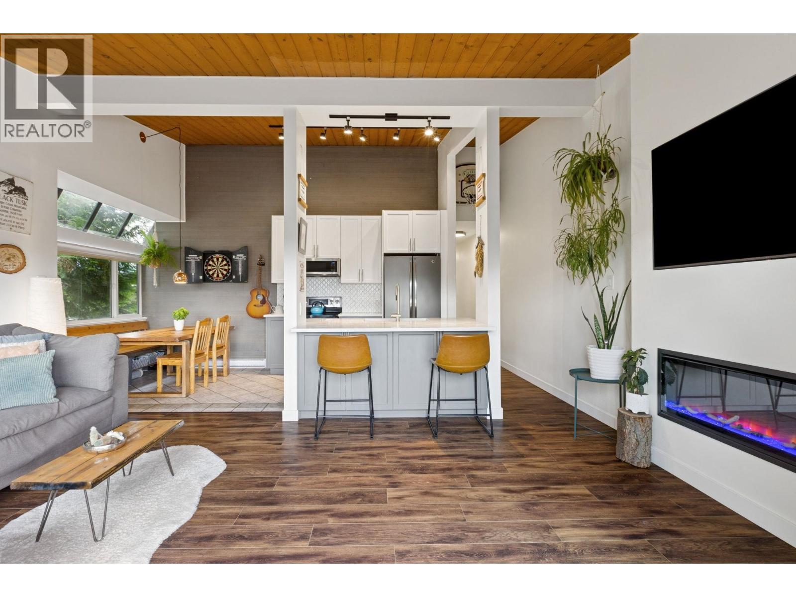 302 146 E 18TH STREET, north vancouver, British Columbia