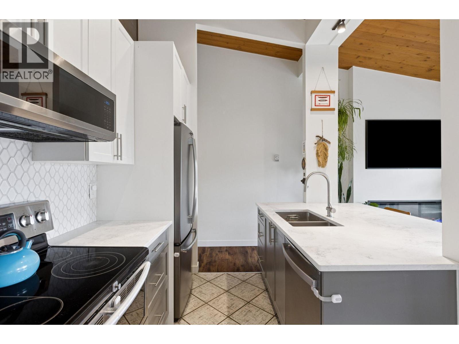 302 146 E 18th Street, North Vancouver, British Columbia  V7L 2X5 - Photo 11 - R3075698