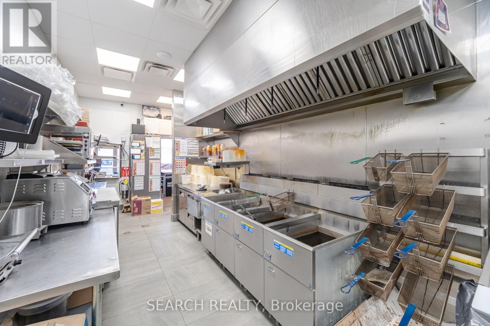 1900 Fowler Drive, Mississauga, Ontario  L5K 1T7 - Photo 10 - W12458699