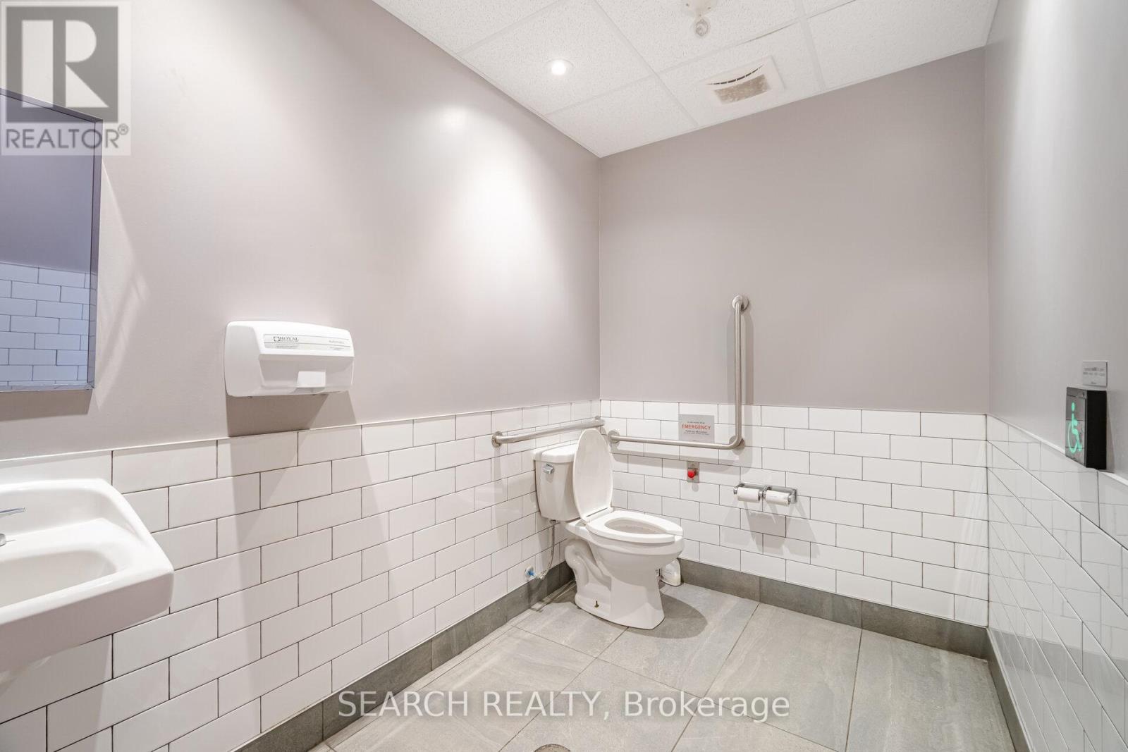 1900 Fowler Drive, Mississauga, Ontario  L5K 1T7 - Photo 16 - W12458699