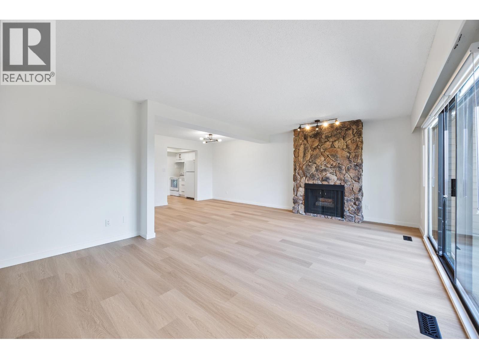 2620 Moorcroft Court, Burnaby, British Columbia  V5B 4R2 - Photo 8 - R3075751