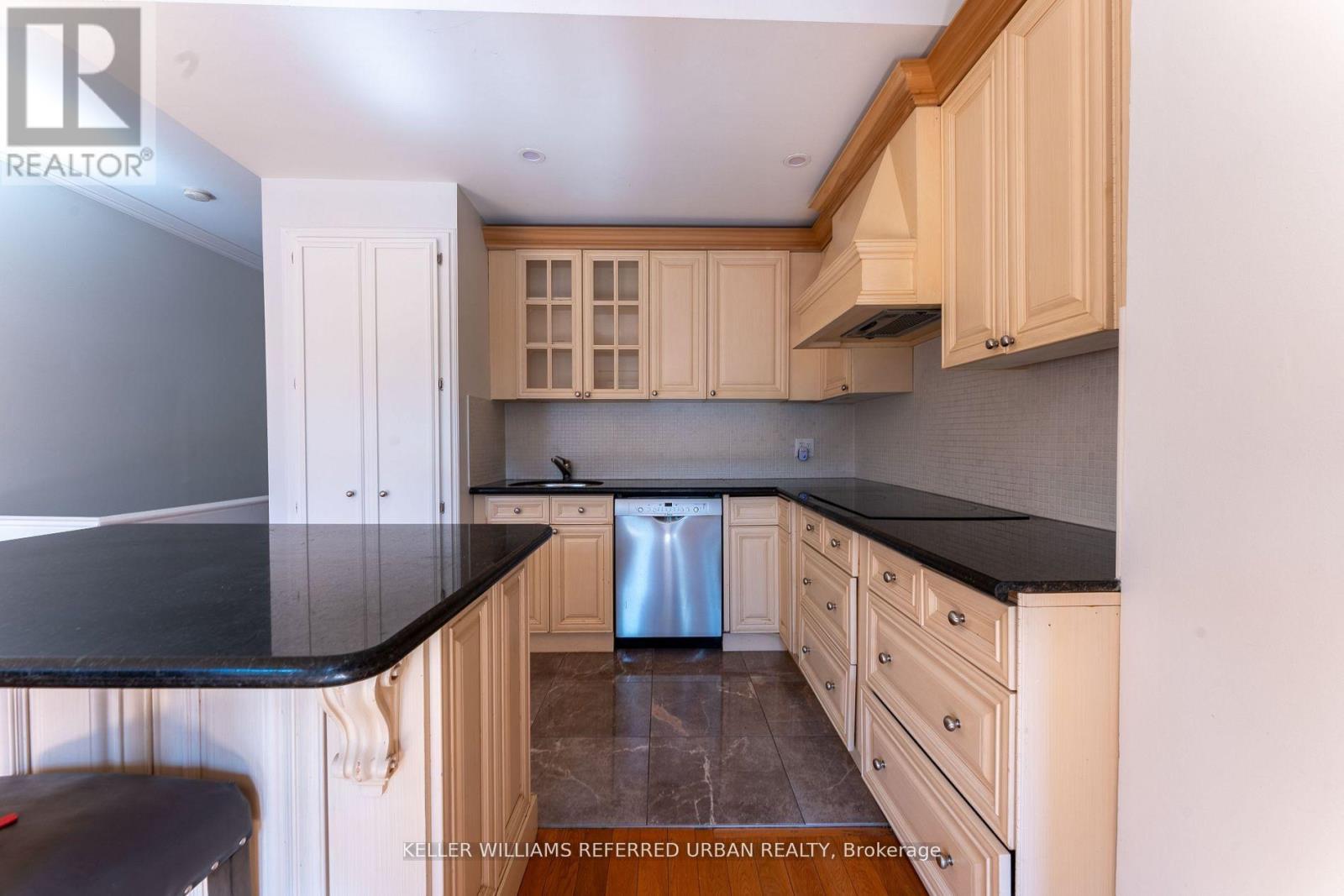 Upper - 177 Strachan Avenue, Toronto, Ontario  M6J 2T1 - Photo 7 - C12662648