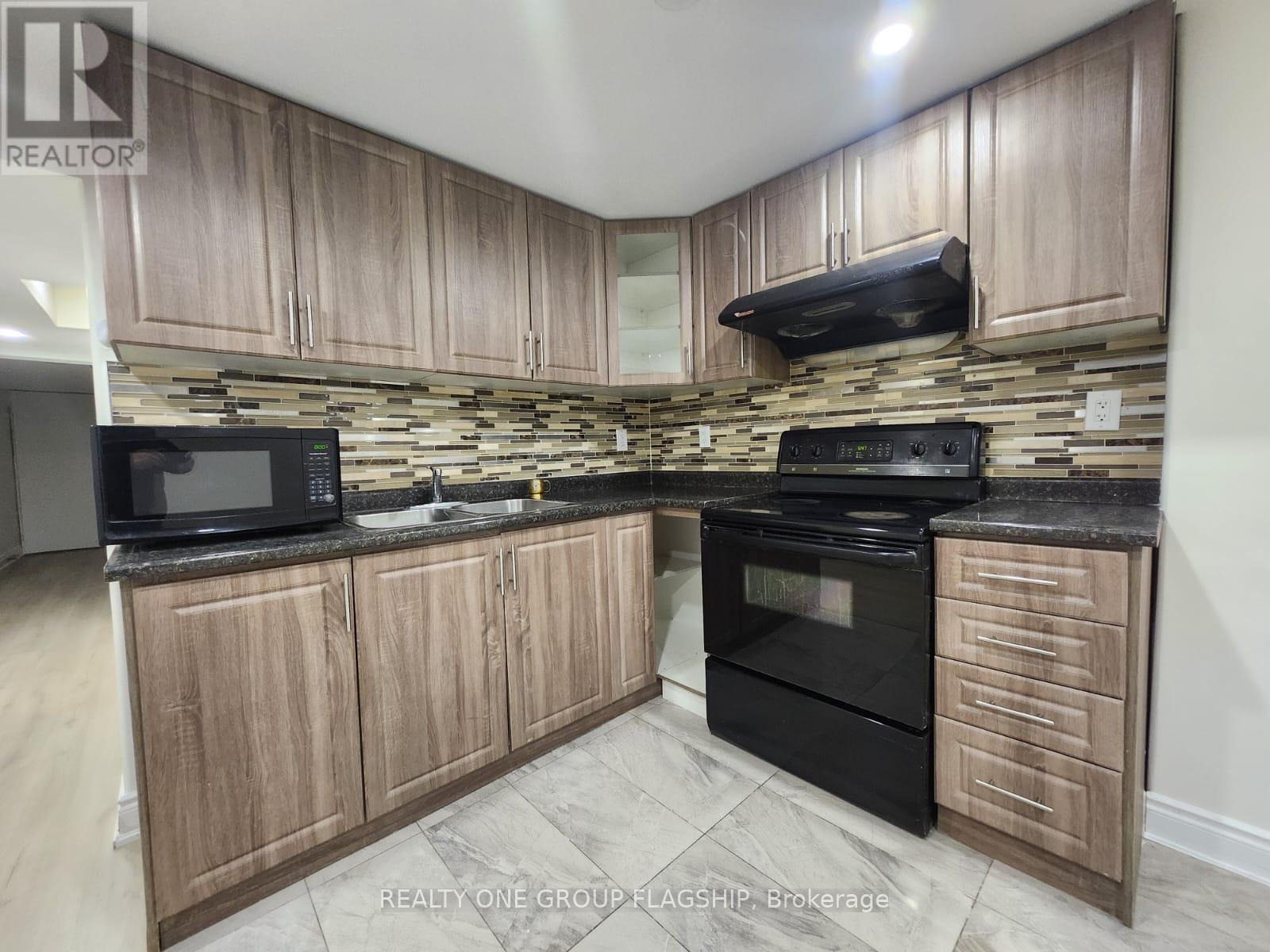 3 Cedarvalley Boulevard, Brampton, Ontario  L7A 1N7 - Photo 3 - W12578564