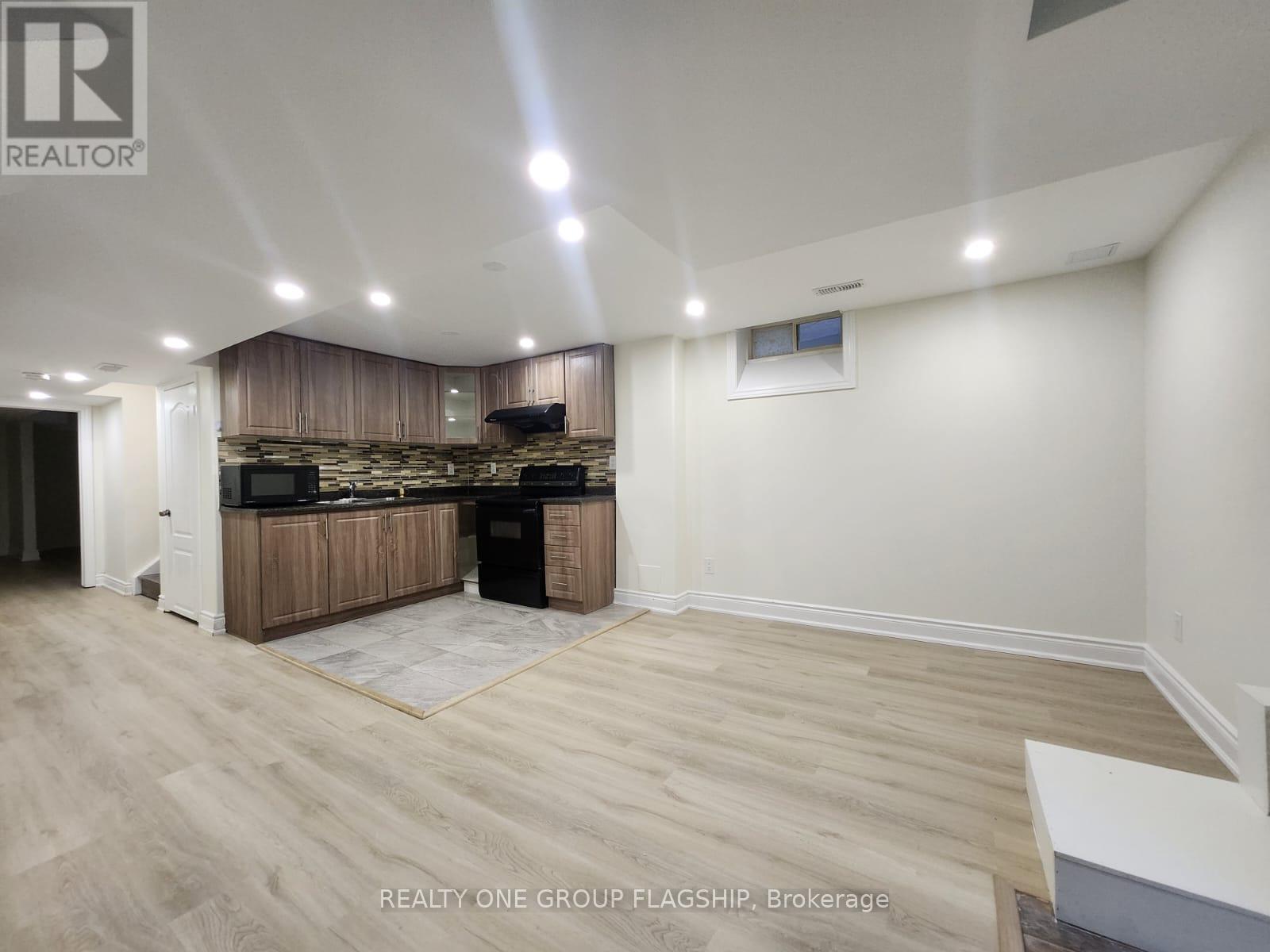 3 Cedarvalley Boulevard, Brampton, Ontario  L7A 1N7 - Photo 4 - W12578564