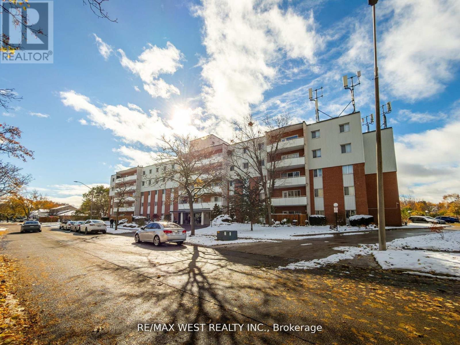 309 - 2485 Woking Crescent, Mississauga, Ontario  L5K 1Z6 - Photo 2 - W12662654