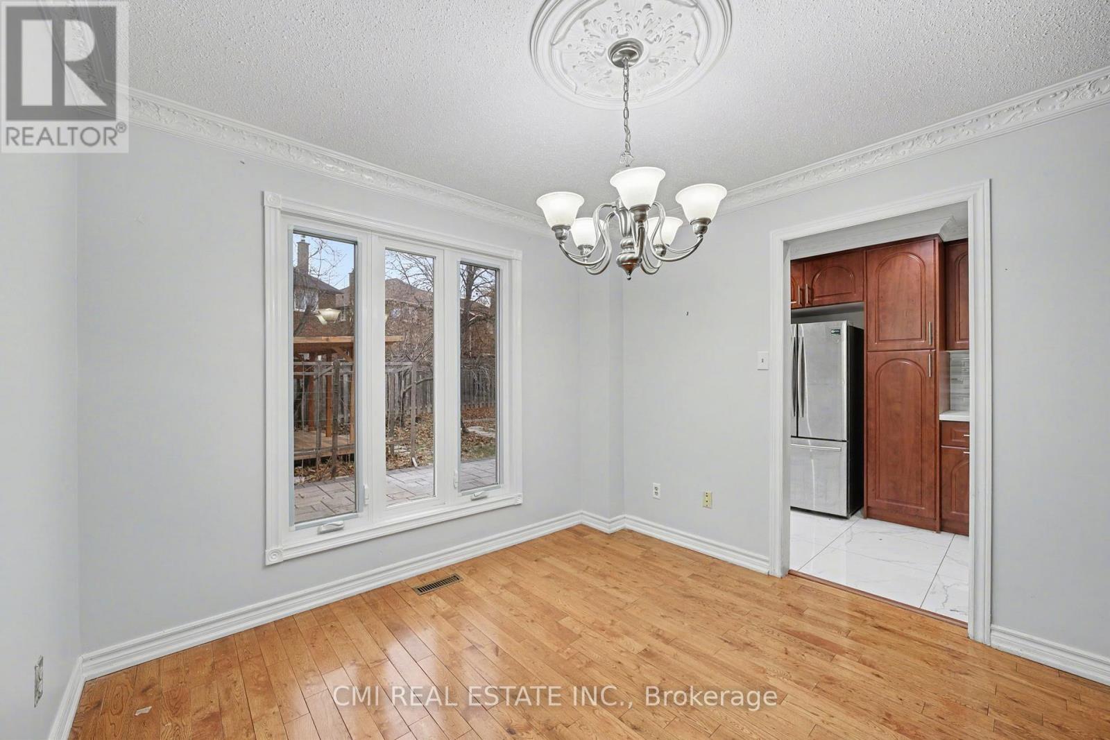 993 Lucerne Crescent, Mississauga, Ontario  L5C 3X6 - Photo 3 - W12662668