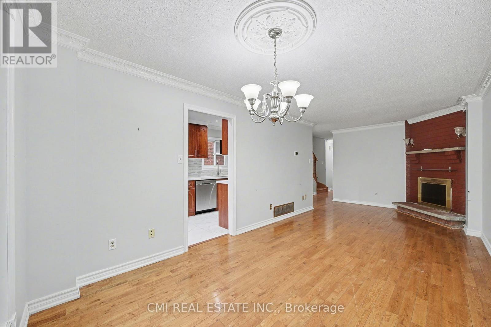 993 Lucerne Crescent, Mississauga, Ontario  L5C 3X6 - Photo 4 - W12662668