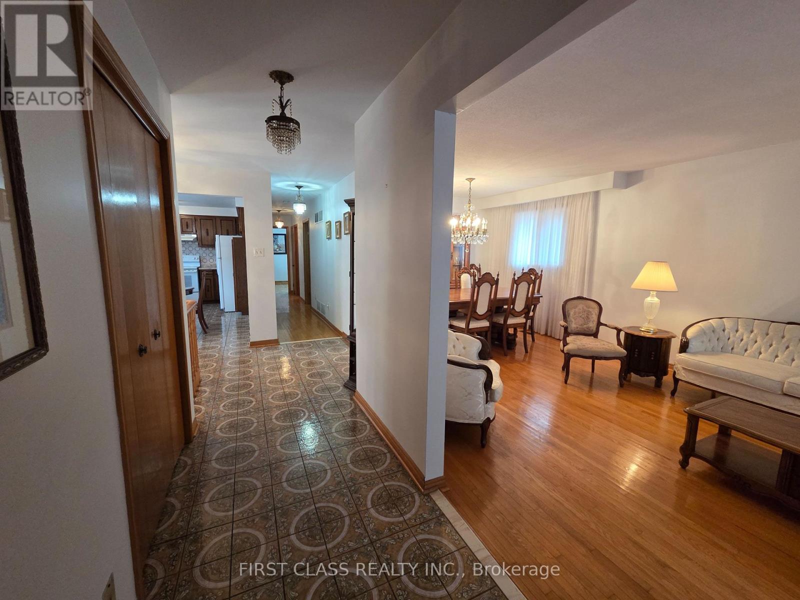 1622 Anworld Court, Mississauga, Ontario  L4W 2V9 - Photo 3 - W12662674