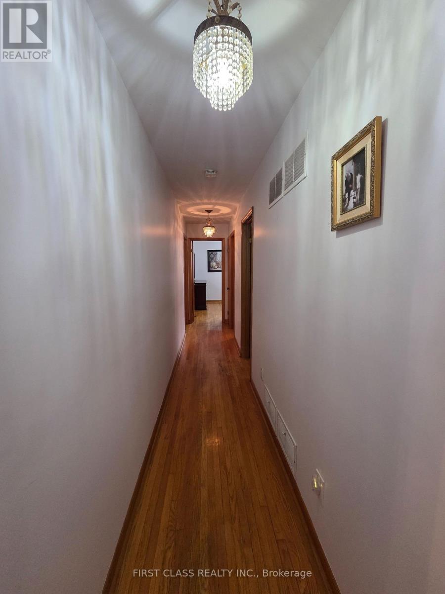 1622 Anworld Court, Mississauga, Ontario  L4W 2V9 - Photo 8 - W12662674