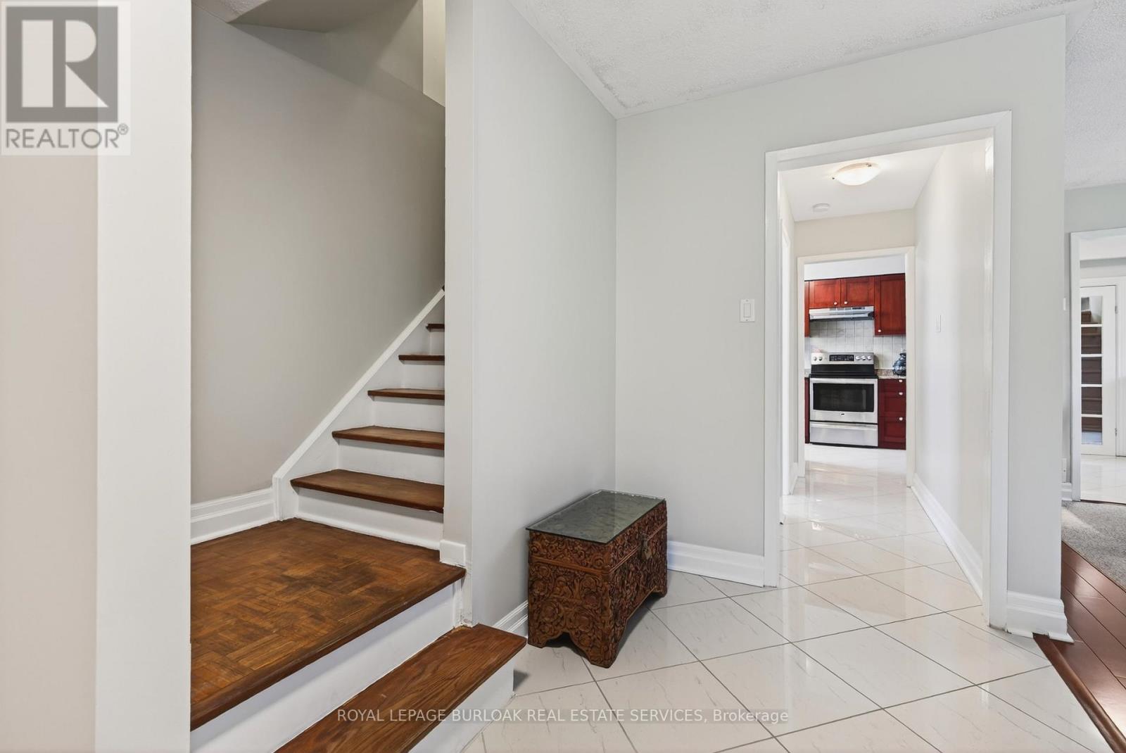 214 Vance Drive, Oakville, Ontario  L6L 3L1 - Photo 14 - W12662698