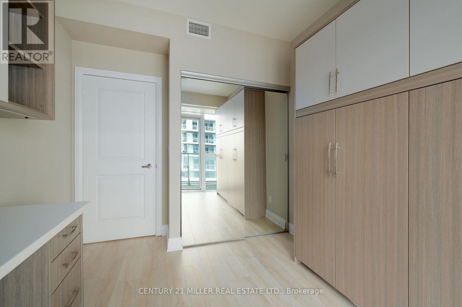 1103 - 55 Speers Road, Oakville, Ontario  L6K 0H9 - Photo 13 - W12662716