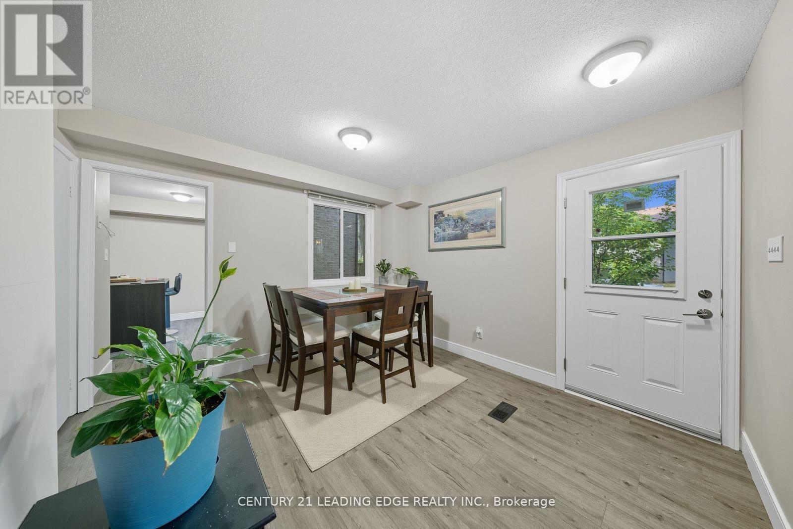 416 Scottsdale Drive, Guelph, Ontario  N1G 2Z8 - Photo 2 - X12662704