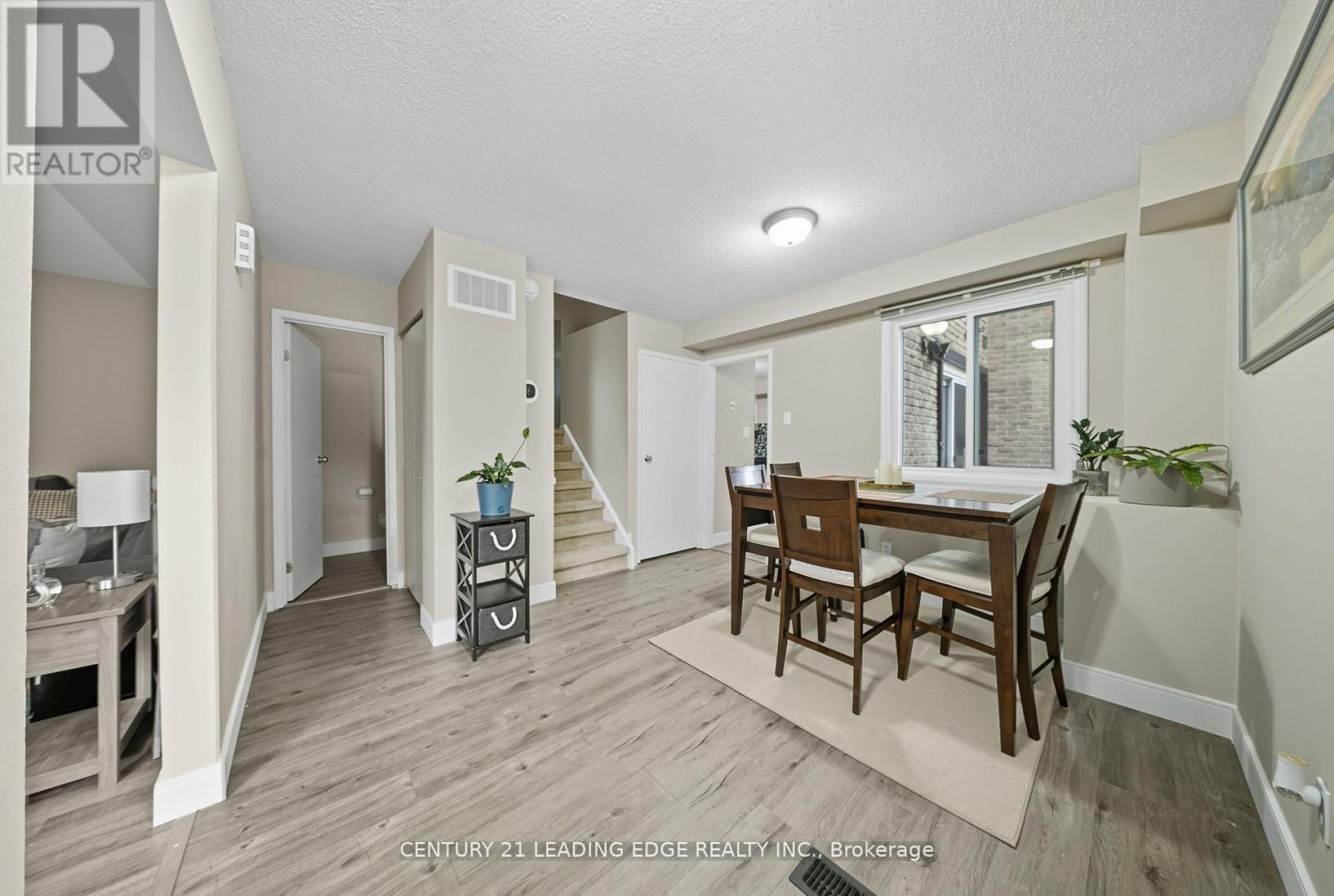 416 Scottsdale Drive, Guelph, Ontario  N1G 2Z8 - Photo 3 - X12662704