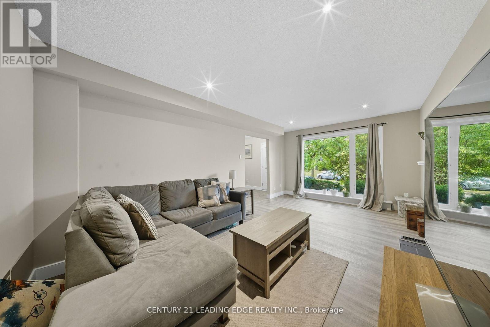 416 Scottsdale Drive, Guelph, Ontario  N1G 2Z8 - Photo 4 - X12662704