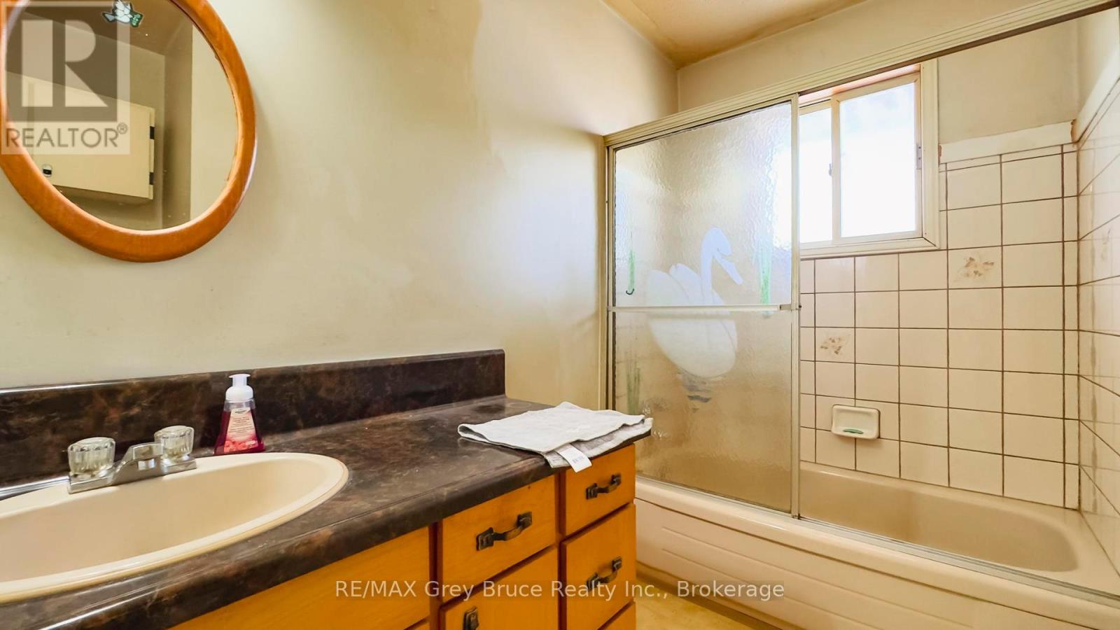 276 West Street, Georgian Bluffs, Ontario  N4K 5N7 - Photo 11 - X12662830