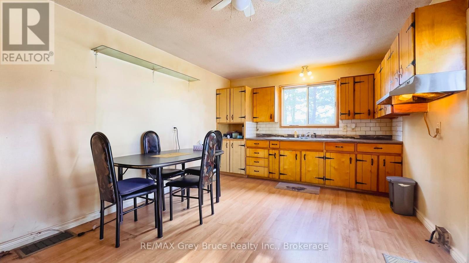 276 West Street, Georgian Bluffs, Ontario  N4K 5N7 - Photo 4 - X12662830