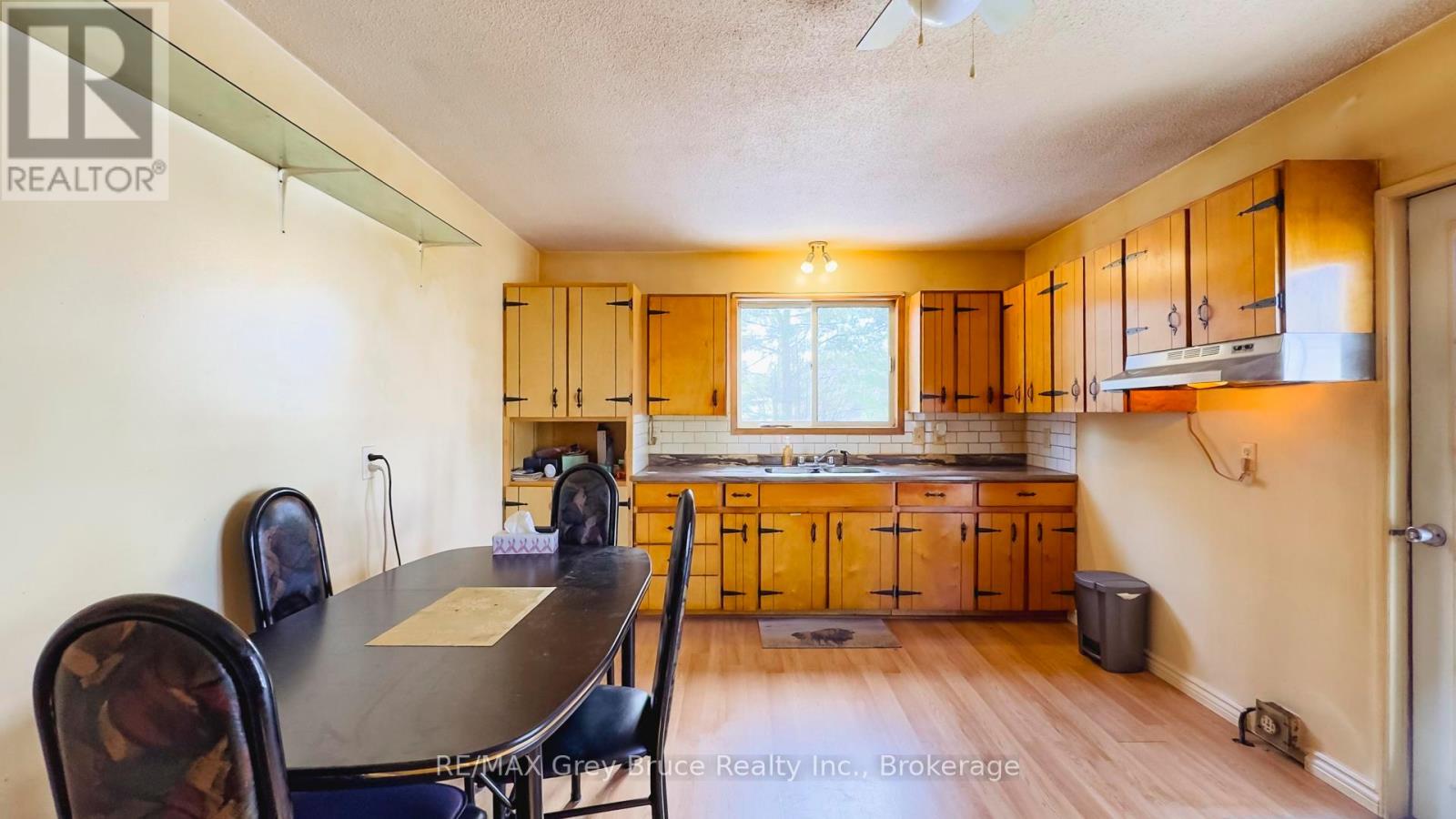 276 West Street, Georgian Bluffs, Ontario  N4K 5N7 - Photo 5 - X12662830