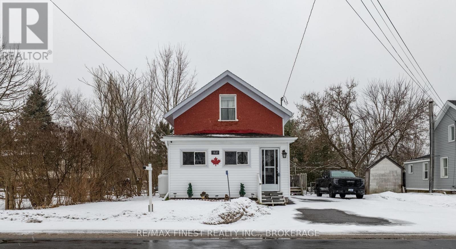 <div class="slider-price">$379,900.00</div><p>1537 County Road 2, Front Of Yonge, Ontario</p>