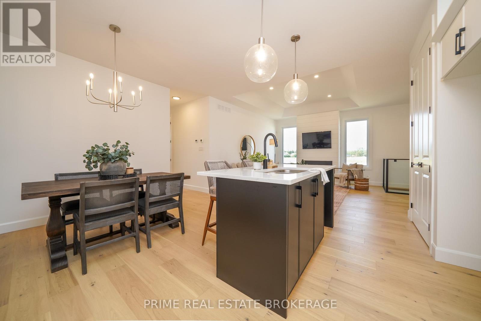 55 - 2 Coastal Crescent, Lambton Shores, Ontario  N0M 1T0 - Photo 12 - X12662896