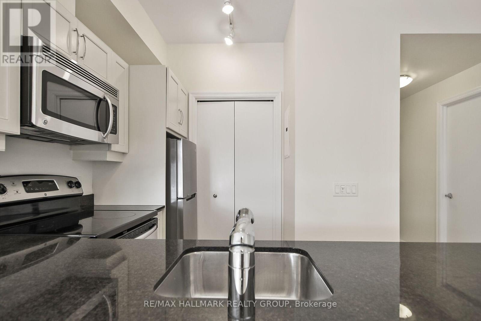 402 - 75 Cleary Avenue, Ottawa, Ontario  K2A 1R8 - Photo 9 - X12662822