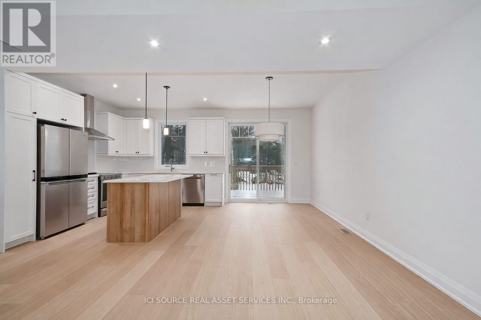 10 Frederick Drive, Wasaga Beach, Ontario  L9Z 1P1 - Photo 4 - S12647490