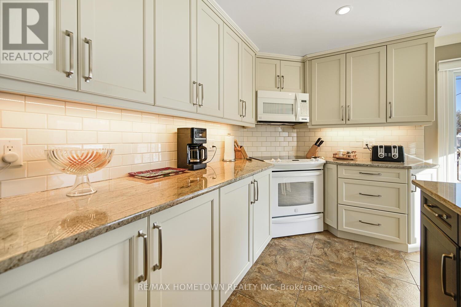 1229 Hallecks Road S, Elizabethtown-Kitley, Ontario K6V 5T3 - Photo 11 - X12662780