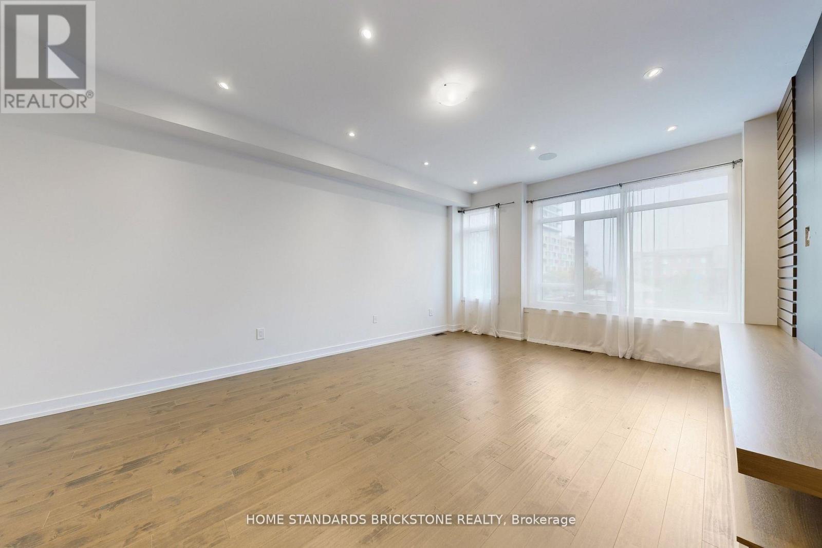 215 Salterton Circle, Vaughan, Ontario  L6A 4Z2 - Photo 4 - N12662904