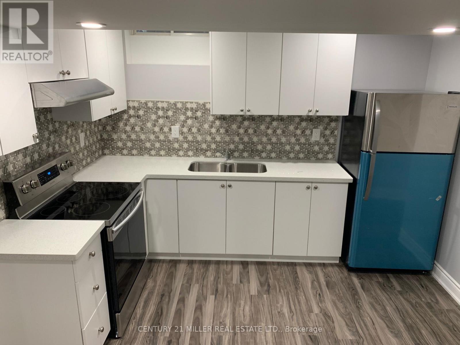 389 Royal West Drive, Brampton, Ontario  L6X 5J9 - Photo 5 - W12662764