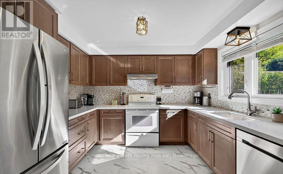 55 Massey Street, Brampton, Ontario  L6S 2V8 - Photo 2 - W12662844