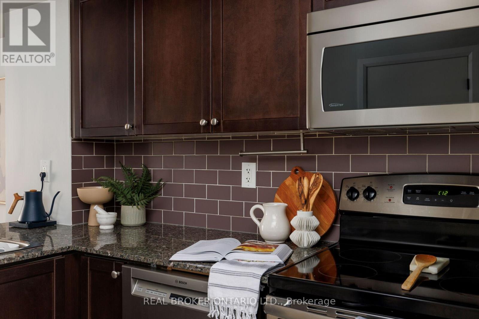 146 - 35 Elsie Lane, Toronto, Ontario  M6P 3N3 - Photo 2 - W12662856