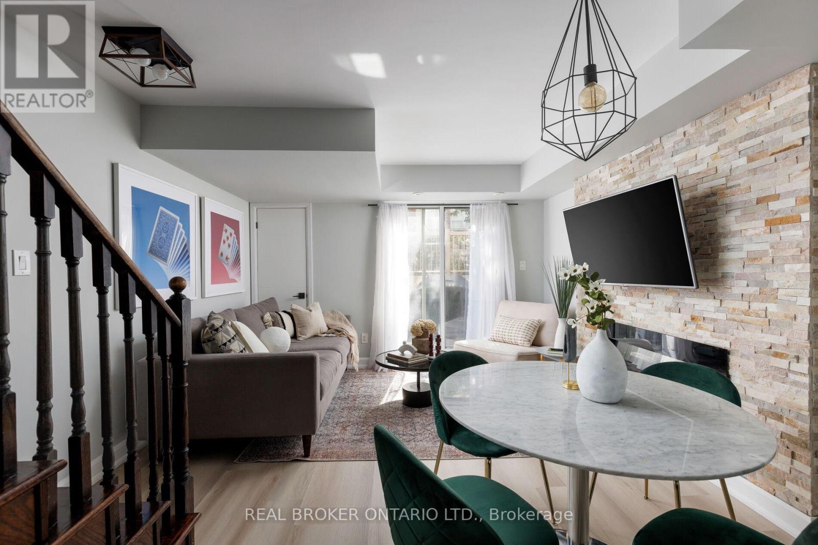 146 - 35 Elsie Lane, Toronto, Ontario  M6P 3N3 - Photo 4 - W12662856